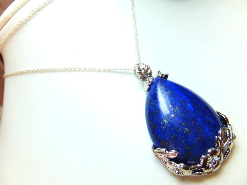 Lapislazuli Anhänger in Einer Versilberten Eleganten Fassung. Die Kette Ist 45cm Lang Und Silber Rhodoniert, Halskette, Edelsteinkette von Schmuckenergien