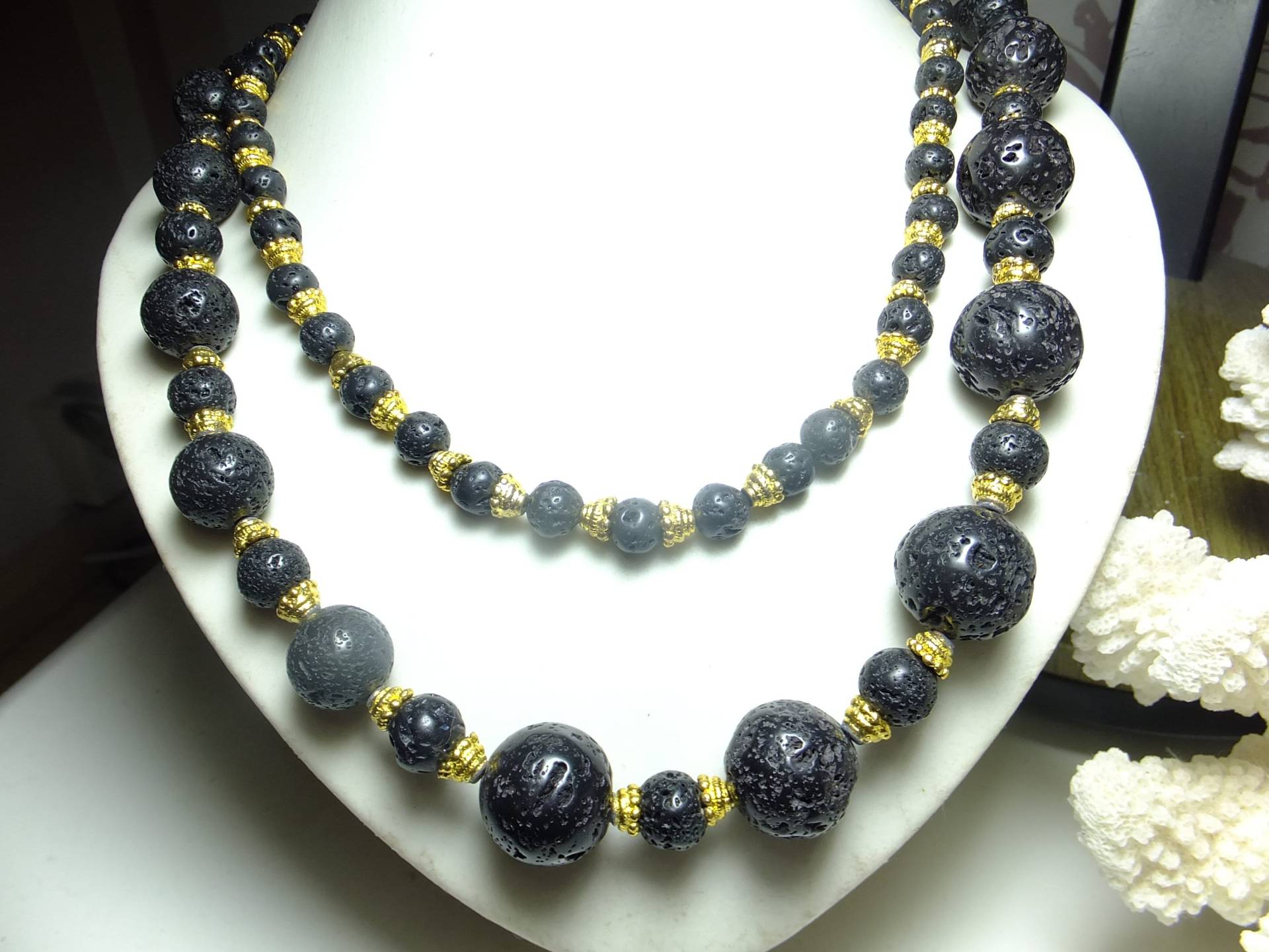 Lava Perlenkette Doppelt Halblang, Mit Vergoldeten Elementen, Halskette, Edelsteinkette, Collier, Halskette von Schmuckenergien