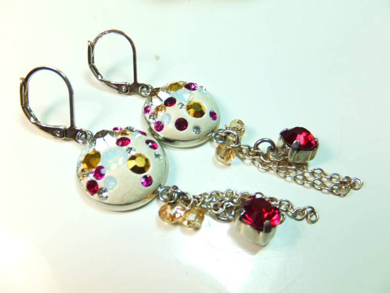 Ohrhänger Mit Swarovski Elements Handgefertigte Ohrringe Roten, Weißen Und Goldenen Materialien, Handgefertigtes Unikat von Schmuckenergien