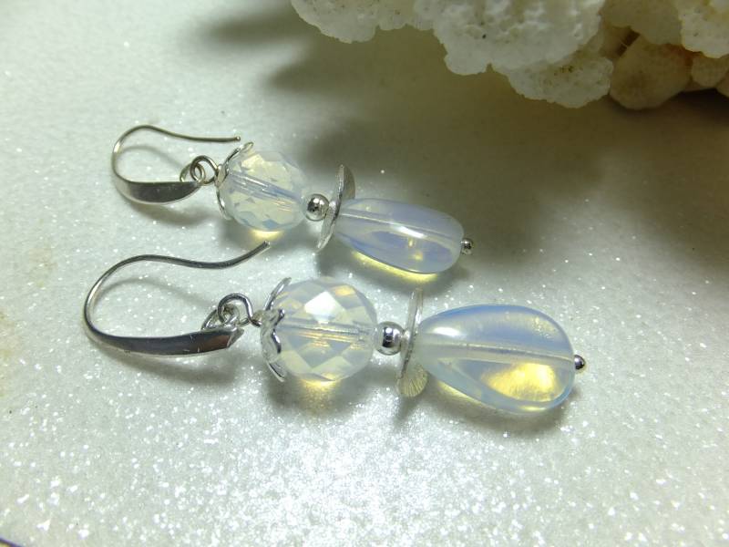 Opalith, Verträumte Ohrringe, Hängeohrringe, Opalglas Weiß, Blau Schimmernd von Schmuckenergien