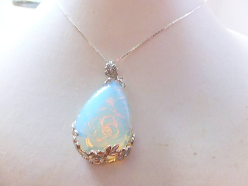 Opalith Anhänger, An Silber Kette, Halskette, Collier, Tropfenförmig, Eleganter Halbedelstein Auch Zur Hochzeit Anhänger, Glänzend, Schaufenster von Schmuckenergien