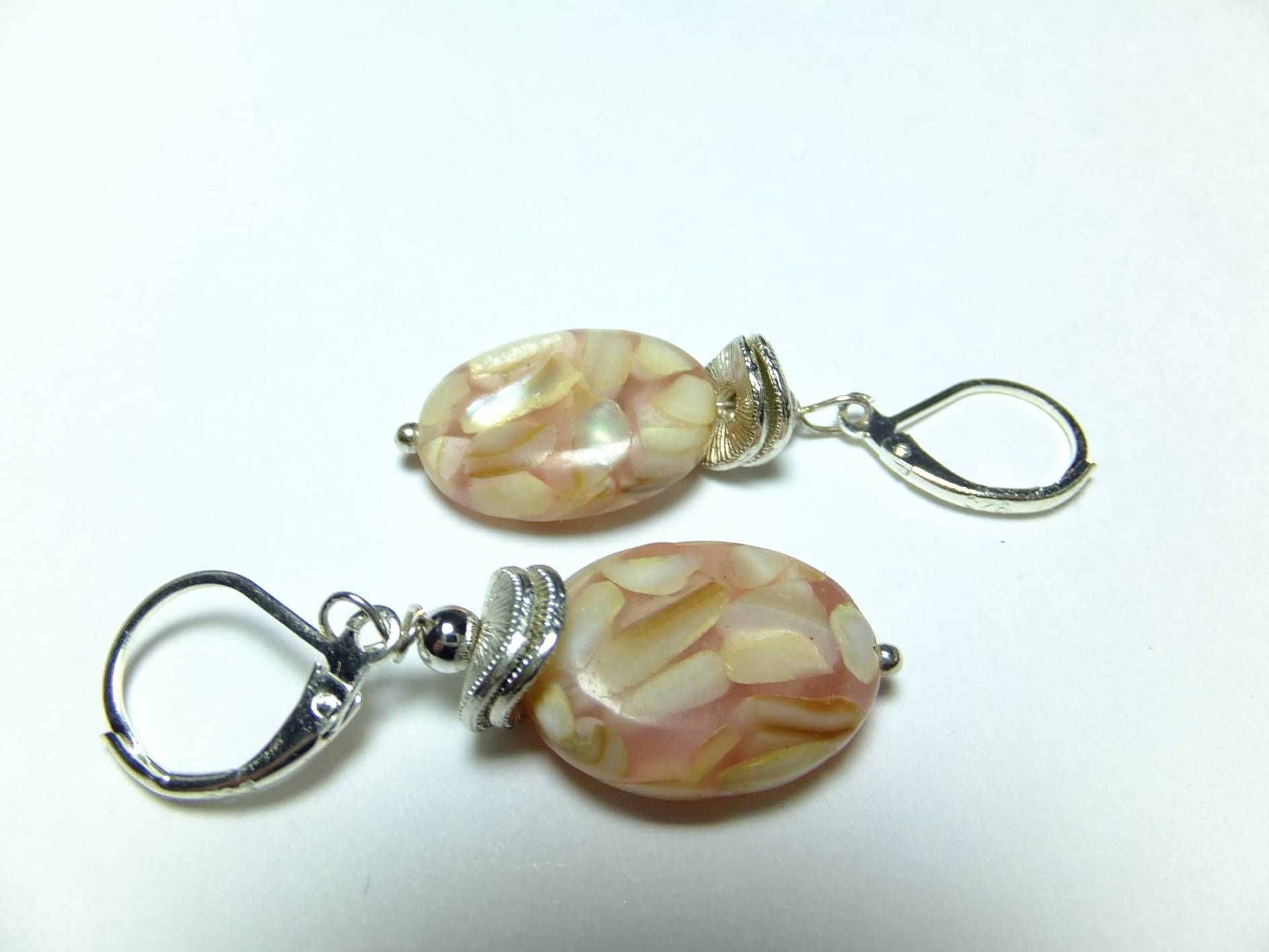 Ovale Perlmuttohrringe, Mit Zartem Mosaikmuster Und Silbernen Lever Beck, Perlkappen 925 Sterling Silber, Zart Unauffällig von Schmuckenergien