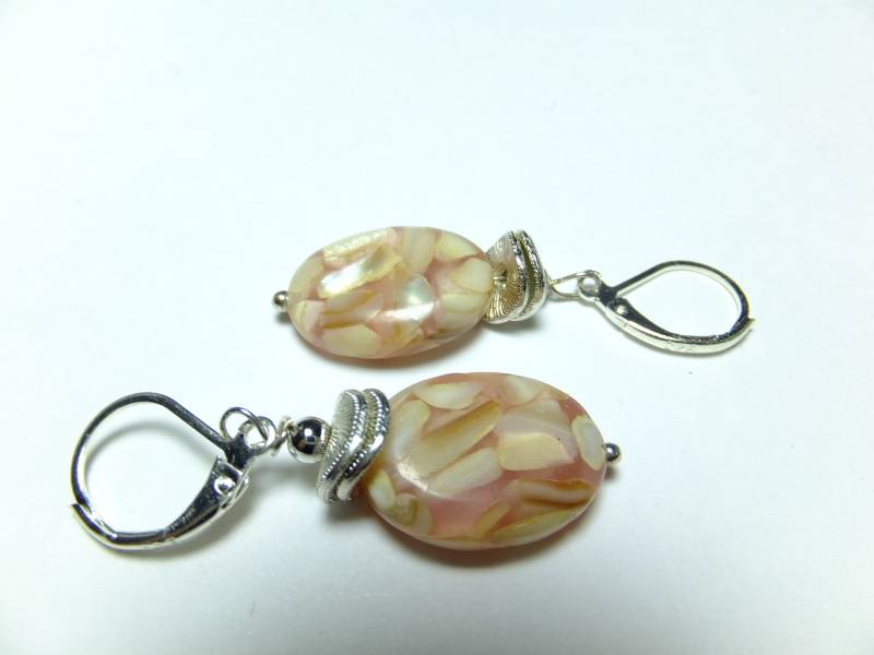 Ovale Perlmuttohrringe, Mit Zartem Mosaikmuster Und Silbernen Lever Beck, Perlkappen 925 Sterling Silber, Zart Unauffällig von Schmuckenergien