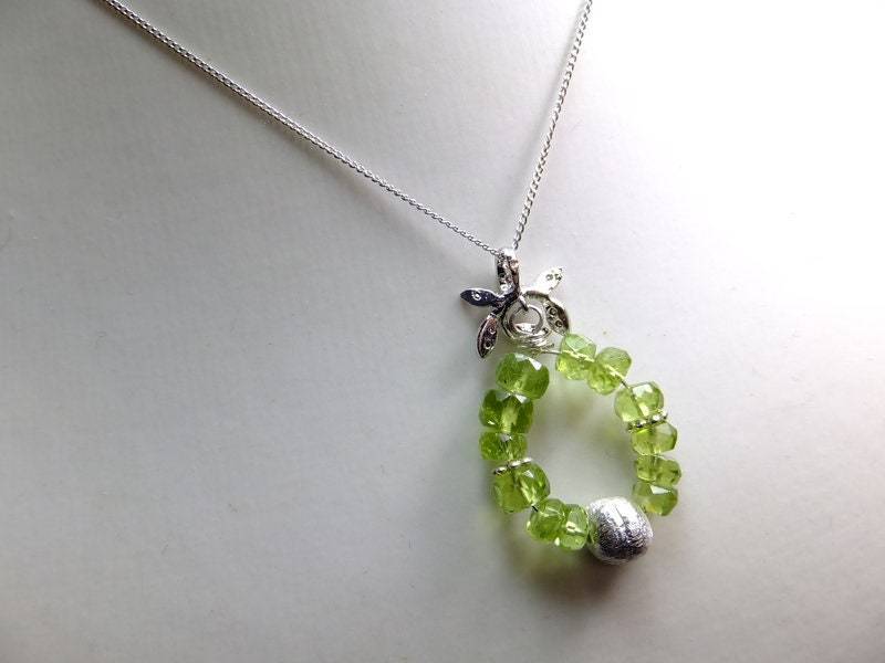 Peridot Anhänger An 925Silber Kette , Edelsteinkette, Halskette, Collier, Handarbeit von Schmuckenergien
