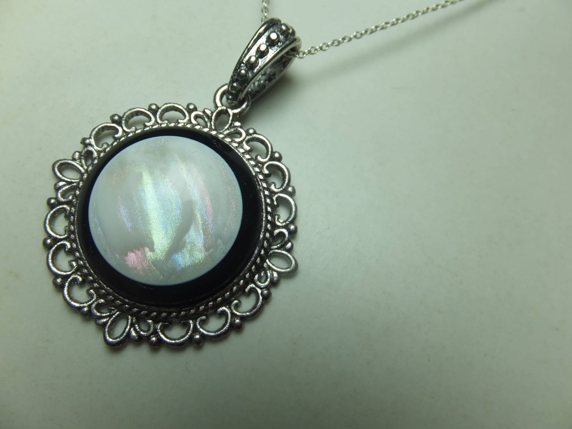 Perlmutt Anhänger in Einem Antiksilbernen Fassung, Angebracht An Einer Versilbert Rhodonierten Kette, Halskette, Collier, Anhänger von Schmuckenergien