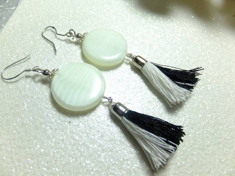 Perlmutt Quasten Ohrringe, Statement Earrings, Ohrhänger, Schwarz/Weiß, Handarbeit von Schmuckenergien