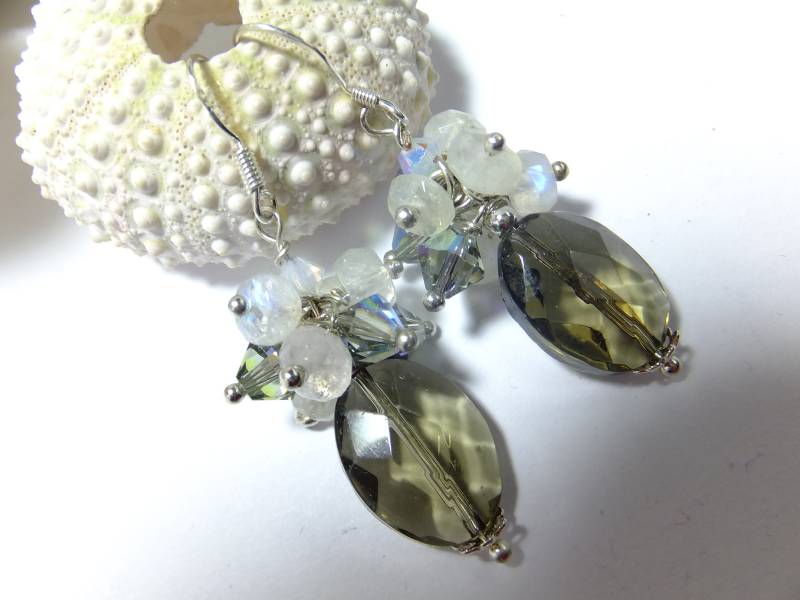 Rauchquarz Mit Mondstein Hochwärtihem Kristall, Edelsteinohrringe, Ohrhänger von Schmuckenergien