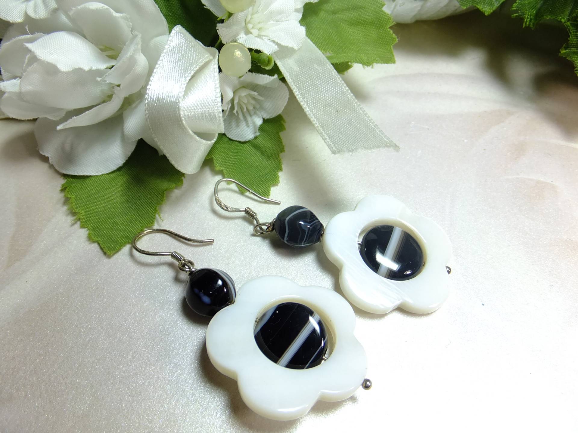 Sardonyx Ohrringe925 Silber, Ohrhänger, Schwarze Edelsteine in Weißen Perlmutt Blumen Handarbeit von Schmuckenergien