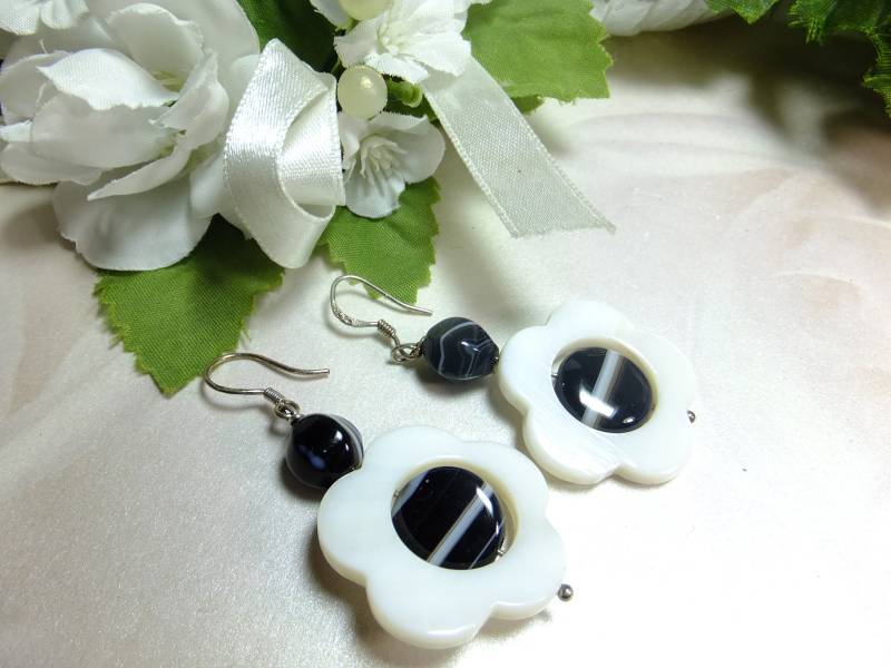 Sardonyx Ohrringe925 Silber, Ohrhänger, Schwarze Edelsteine in Weißen Perlmutt Blumen Handarbeit von Schmuckenergien