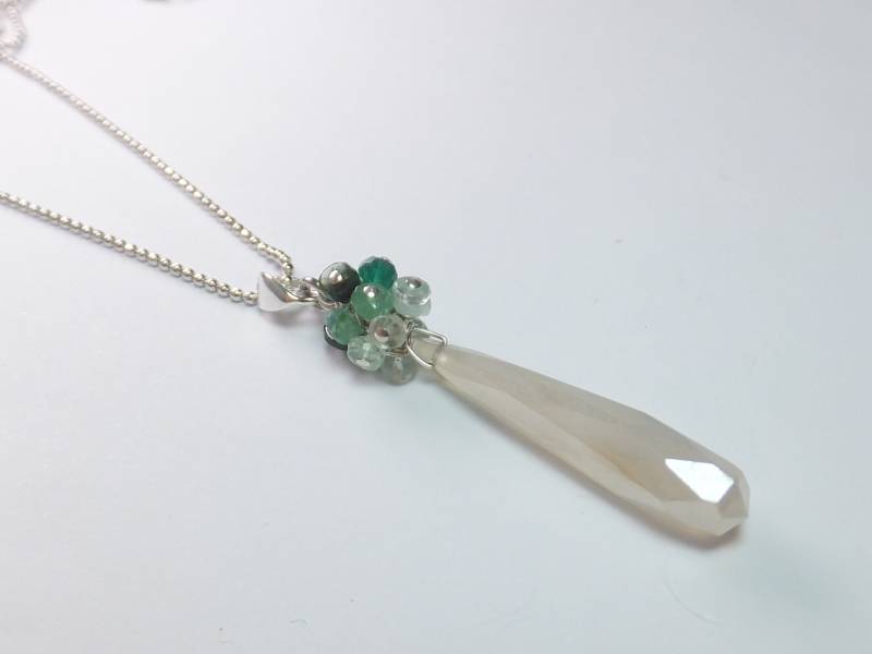 Smaragde An Langem Chalcedon, Silbernen Kugelkette, Anhänger Mitedelsteinen Ummantelt, Halskette, Facettiert, Weiß, Brautschmuck, Handarbeit von Schmuckenergien