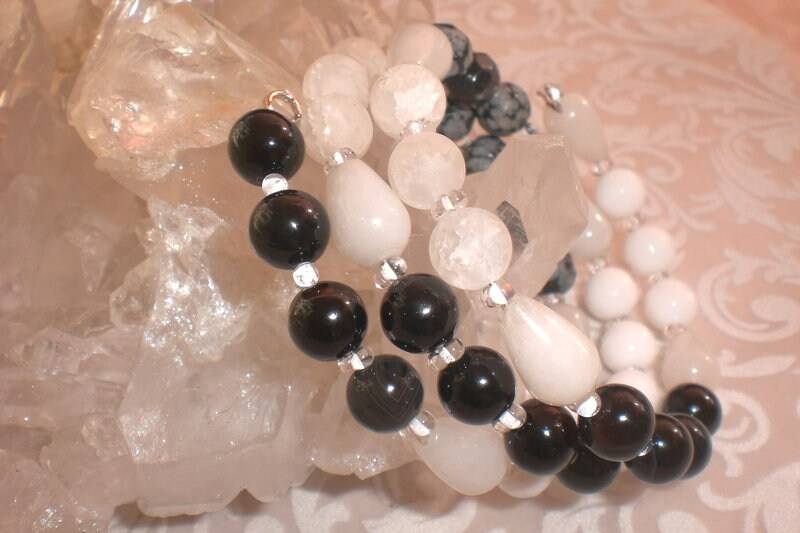 Spiralarmband Mit Vielen Edelsteinen von Schmuckenergien