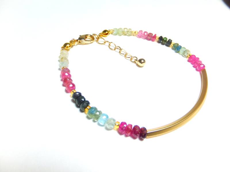 Turmalinarmband Aaa, Facettiert, Schmal. in Kräftigen Neonfarben. Das Mittelteil Ist Aus Einem Matt Vergoldetem Teil, Ganz Modern Und Edel von Schmuckenergien