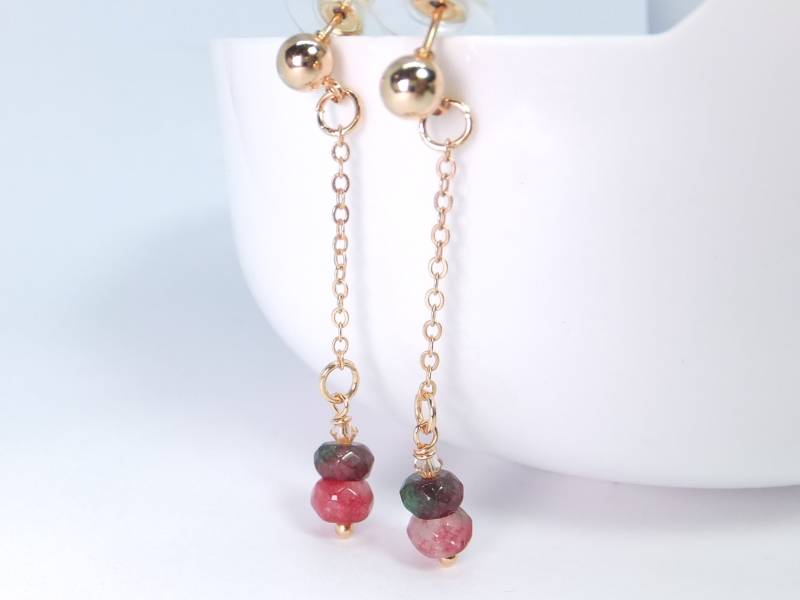Turmaline An Ketten Ohrringe, Ohrstecker Mit Grünen Und Rose, Roten Turmalin Perlen, Facettiert. Modern, Wertvolle Edelsteine, Vergoldet von Schmuckenergien