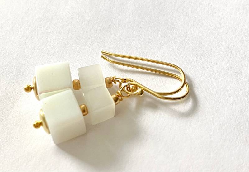 Viereckkige Superweiße Ohrringe Mit 24K. Goldbrisuren Und Perlkappen, Hochzeit, Komunion, Konfirmation, Jede Gelegenheit, Schön Glänzend von Schmuckenergien