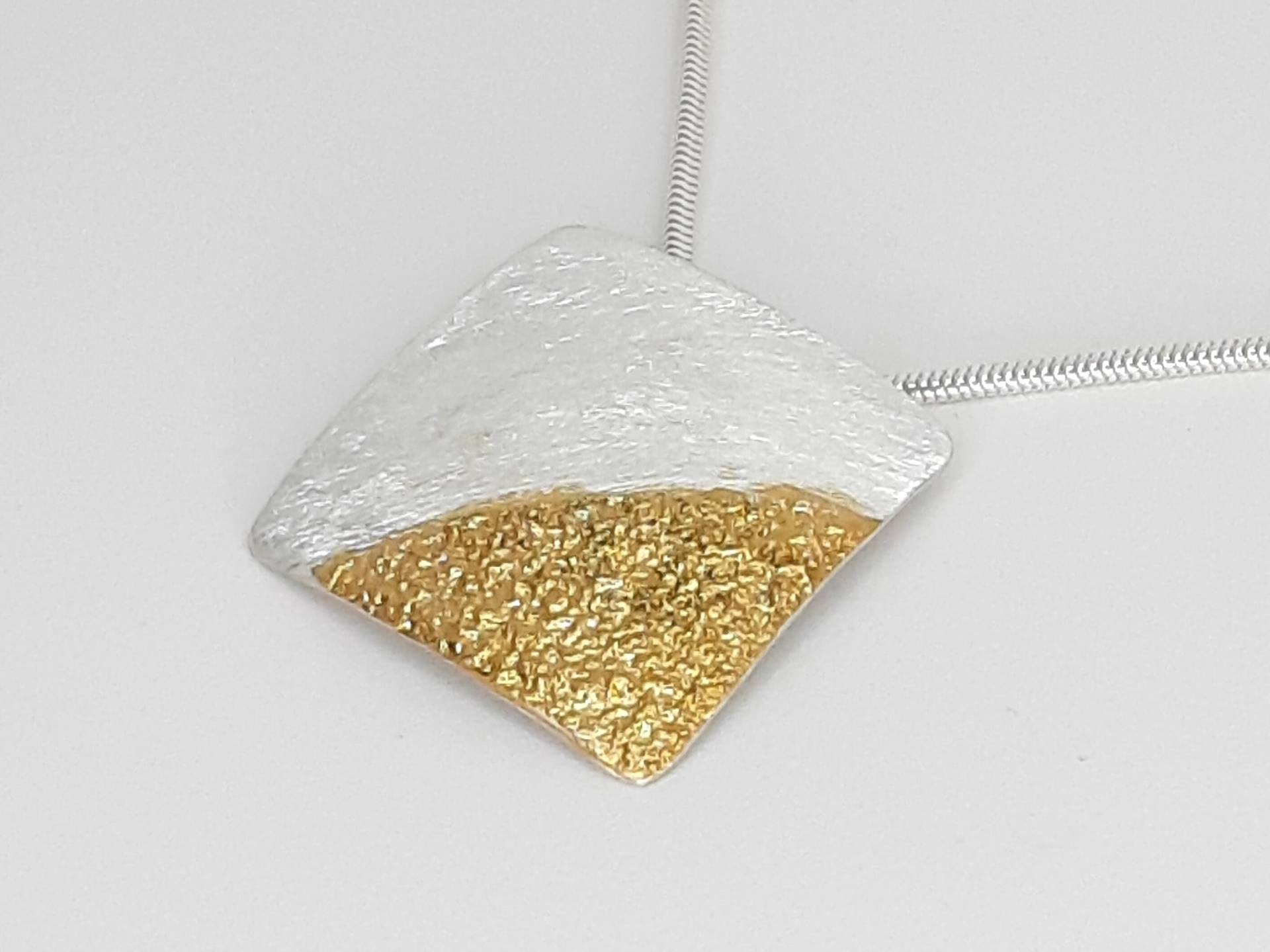 Silberanhänger 935 Vergoldet, Rau Matt, Unisex von SchmuckesAusMetall