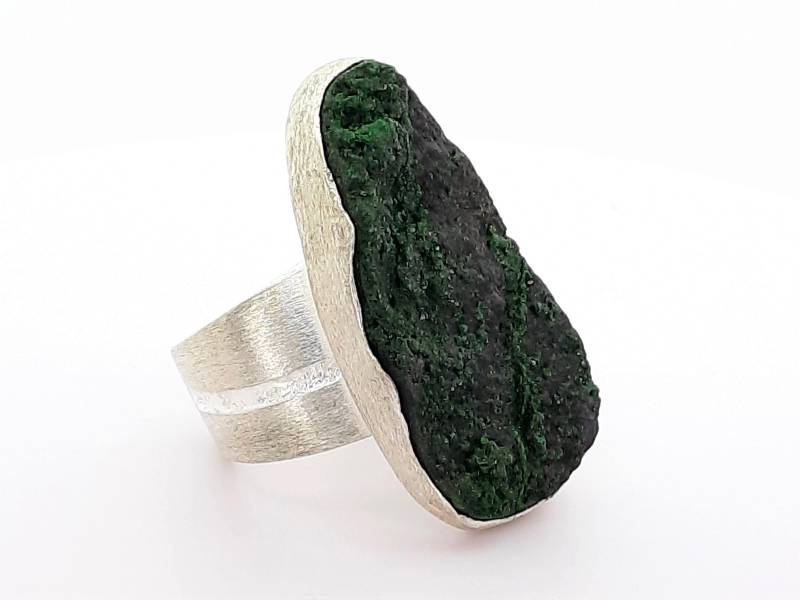 Handgefertigter Silberring 935 Mit Grünem Uvarovit von SchmuckesAusMetall