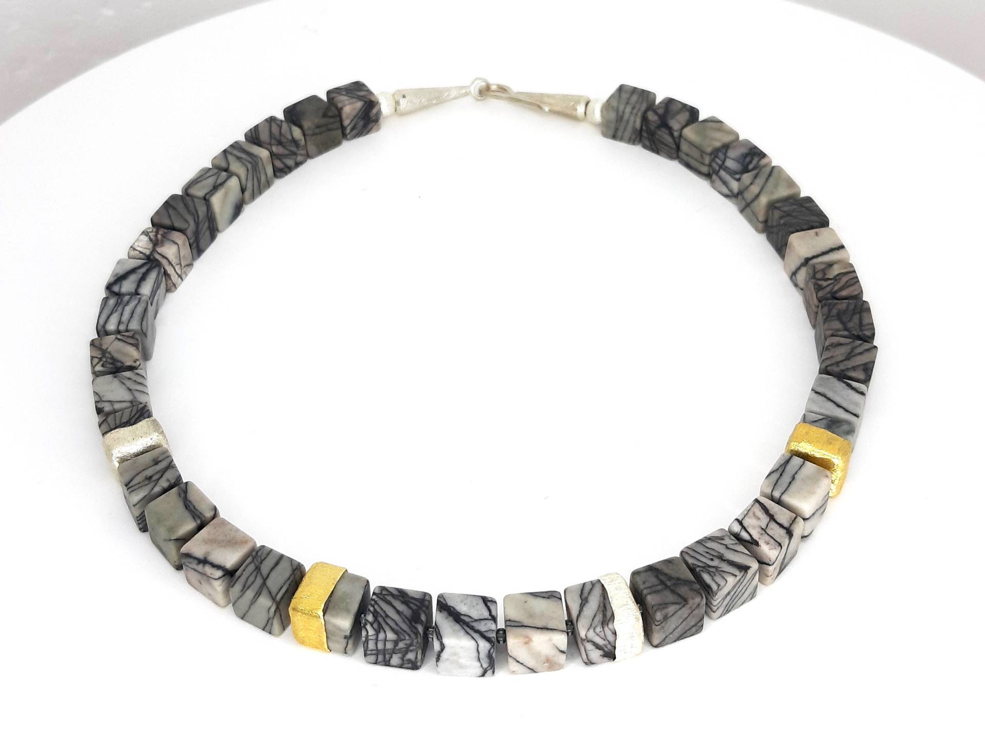 Würfel Picasso-Jasbis Kette Mit Gold Und Silber von SchmuckesAusMetall