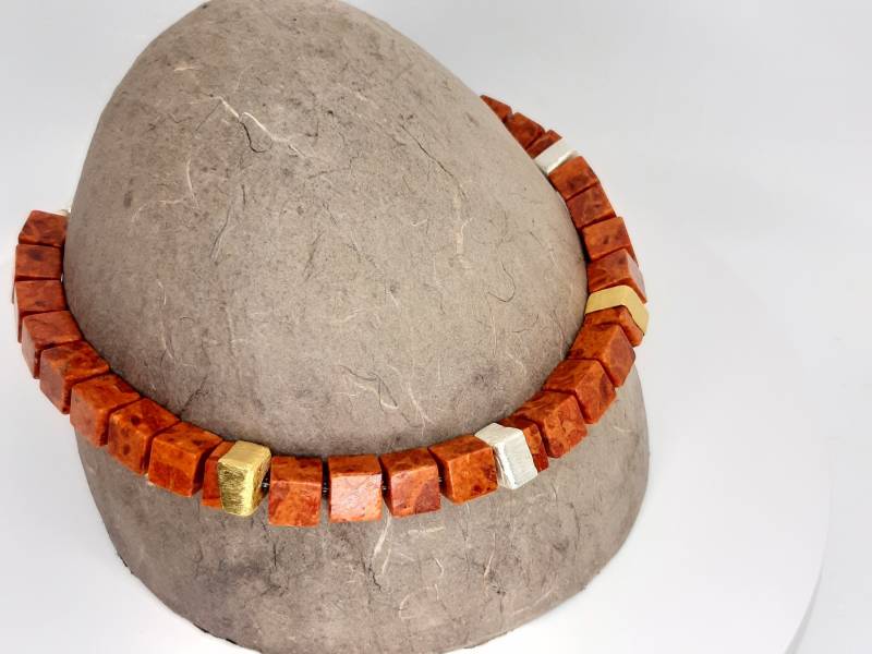 Würfel Schaum Korallen Kette Mit Gold Und Silber von SchmuckesAusMetall