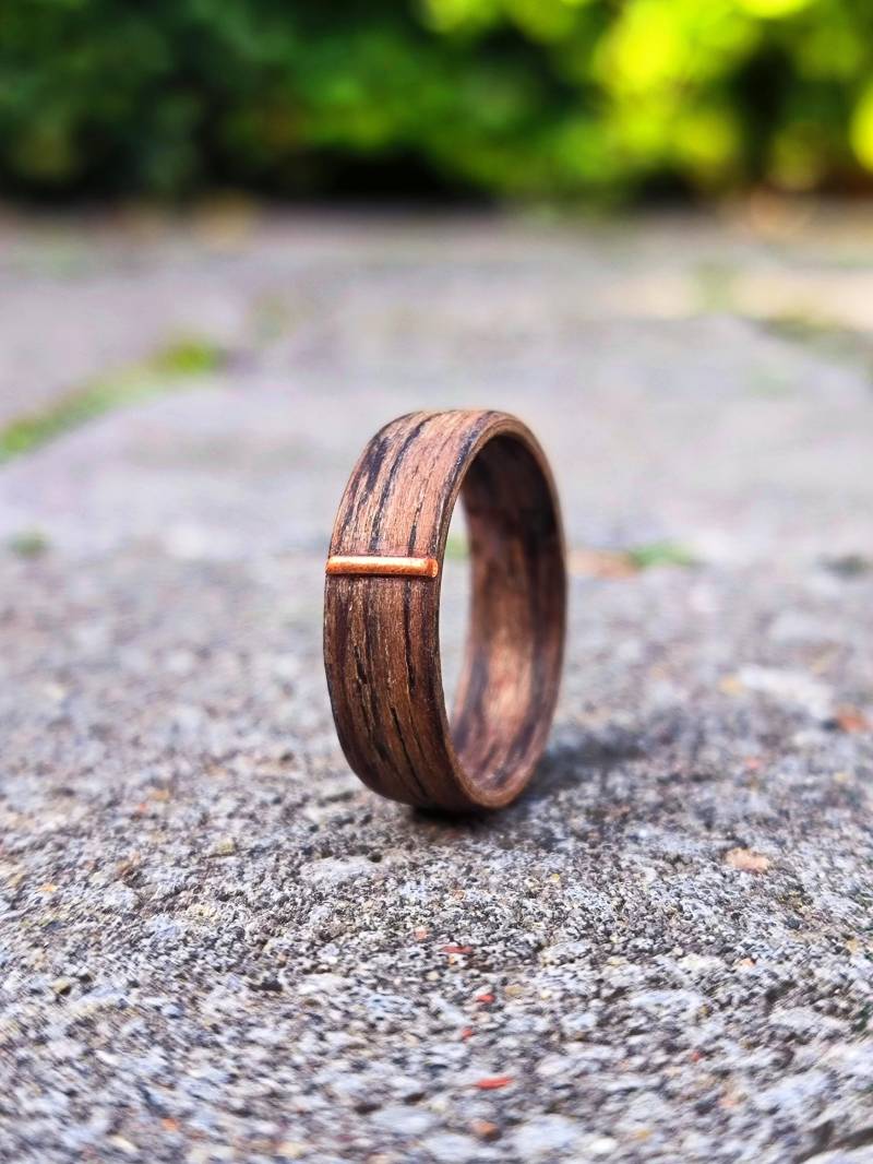 Holzring in Nussbaumoptik Mit Kupfer Inlay 6mm, Verlobungsring Für Frauen, Jahrestag Geschenk Sie von SchmuckesHolzByInes