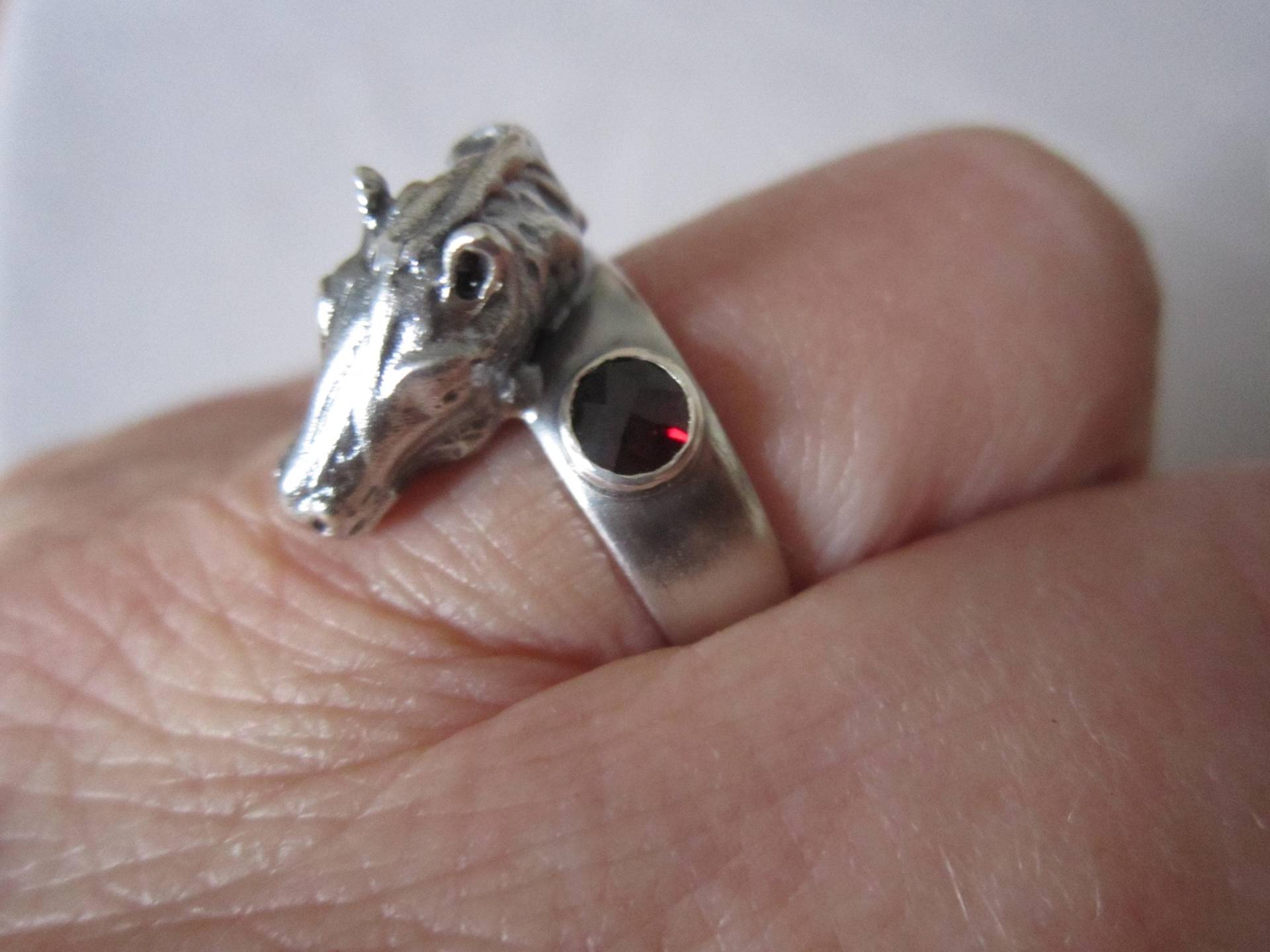 Ring Mit Pferd Pferdekopf Wildpferd 925Er Silber Rotem Granat, Handarbeit Goldschmiedearbeit von SchmuckesWerk