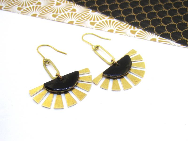Ohrringe Art Deco Messing Bronze Schwarz 20Er Jahre Vintage Romantisch Extravagant Miss Fisher Fächer Emaille Geometrisch Gatsby Sonne Gold von SchmuckesZierwerk