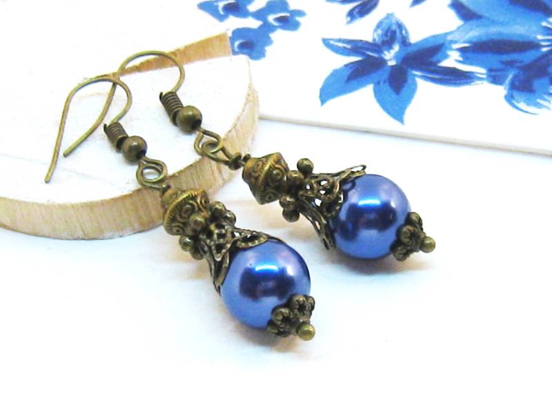 Ohrringe Blaue Nacht Bronze Blau Romantisch Perle Jeansblau Nostalgisch Orientalisch Verspielt Vintage Boho Hippie Antikstil Jeans Glasperle von SchmuckesZierwerk