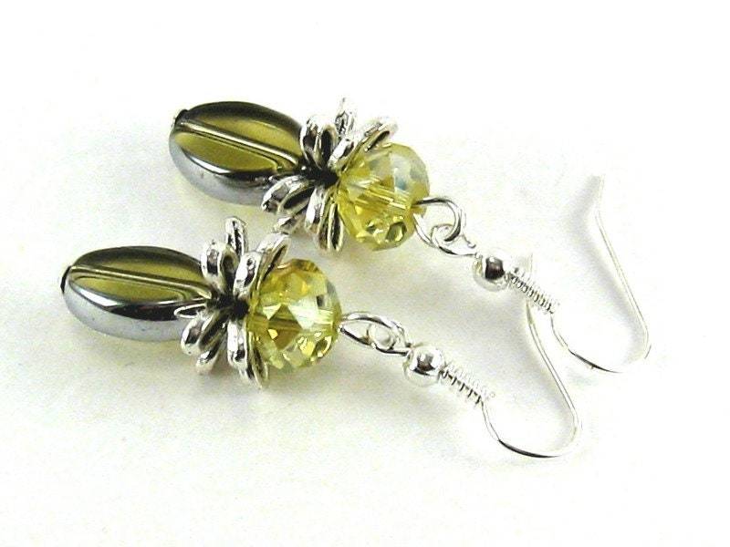Ohrringe Blütenkelch Grün Gelb Silber Romantisch Bernsteinfarben Honigfarben von SchmuckesZierwerk