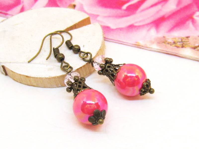 Ohrringe Bonbon Pink Rosa Bronze Vintage Rosarot Bonbonrosa Romantisch Boho Hippie Antik Knallig Knallpink Kugelperlen Neon Schimmernd von SchmuckesZierwerk