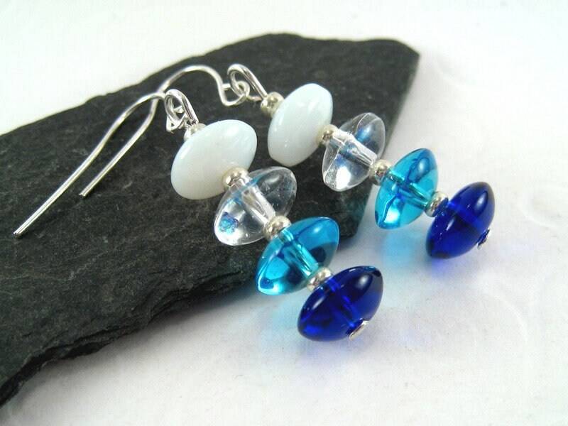 Ohrringe Linsen Blau Weiß Silber Türkis Dunkelblau Aqua Glasperlen Blautöne Meer Sommerohrringe Urlaub von SchmuckesZierwerk