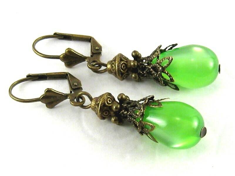 Ohrringe Mai Bronze Grün Maigrün Hellgrün Frühling Vintage Nostalgisch Tropfen Tränenperlen Tropfenperlen von SchmuckesZierwerk