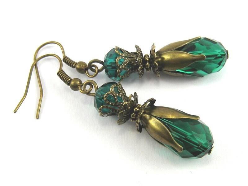 Ohrringe Nostalgie Grün Bronze, Smaragd Vintage Romantisch Nostalgisch Glastropfen Dunkelgrün Smaragdgrün Belle Epoque Tränenperle Glasperle von SchmuckesZierwerk