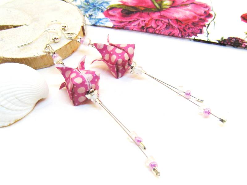Ohrringe Origami Lilie Tulpe Rosa Weiß Altrosa Silber Papier Upcycling Recycling Upcyclingschmuck Papierohrringe Papierschmuck Japanisch von SchmuckesZierwerk