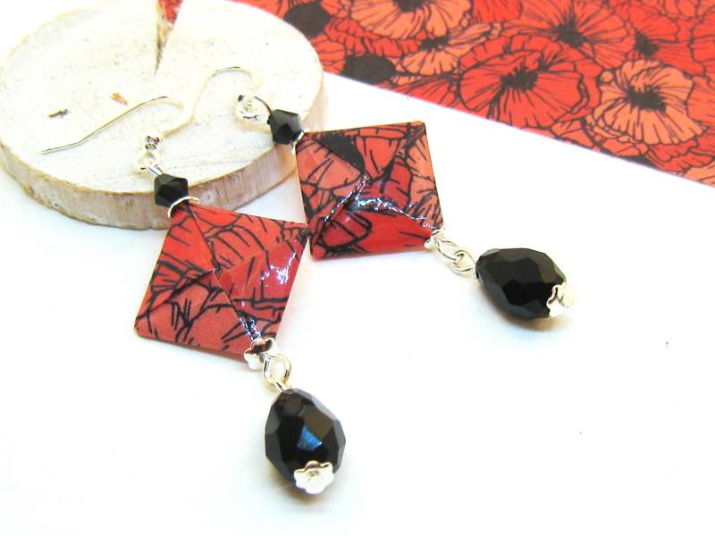 Ohrringe Origami Rot Schwarz Silber Papier Quadrat Viereck Kissen Upcycling Papierschmuck Japanisch Faltkunst Japan Lang Elegant Geometrisch von SchmuckesZierwerk