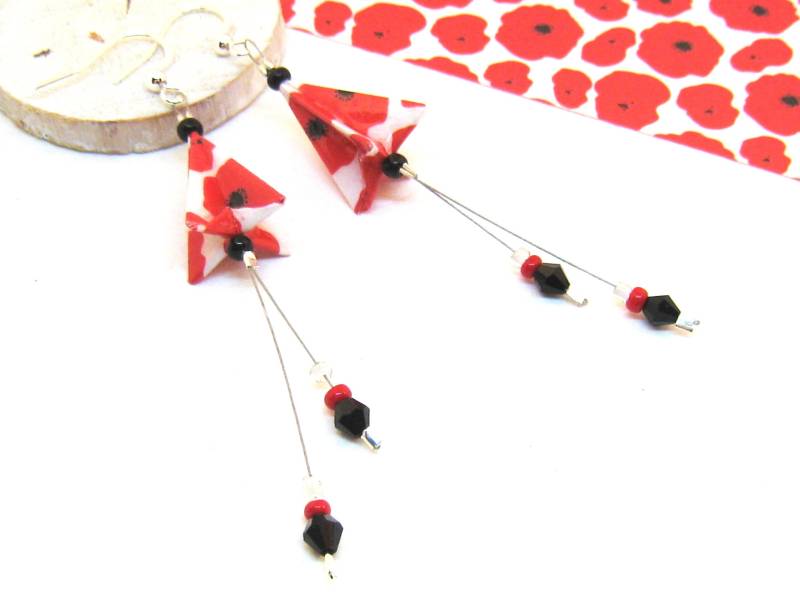 Ohrringe Origami Rot Weiß Schwarz Silber Pyramide Papier Upcycling Papierohrringe Japanisch Japan Faltkunst Lang Elegant Mohnblumen Knallrot von SchmuckesZierwerk