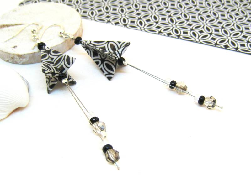 Ohrringe Origami Schwarz Weiß Silber Pyramide Papier Upcycling Papierohrringe Papierschmuck Japanisch Japan Faltkunst Lang Elegant Domino von SchmuckesZierwerk