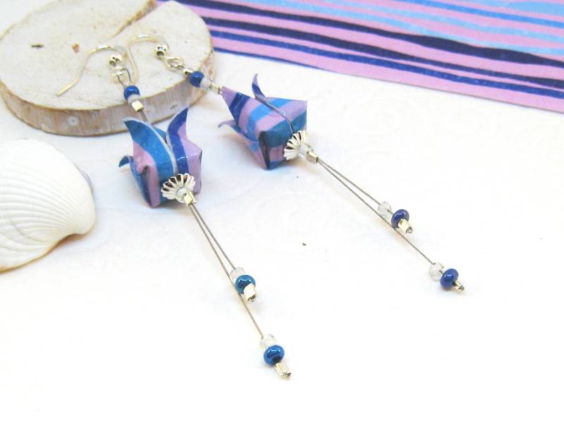 Ohrringe Origami Tulpe Blau Türkis Lila Gestreift Silber Papier Upcycling Recycling Lilie Papierohrringe Papierschmuck Japanisch Faltkunst von SchmuckesZierwerk