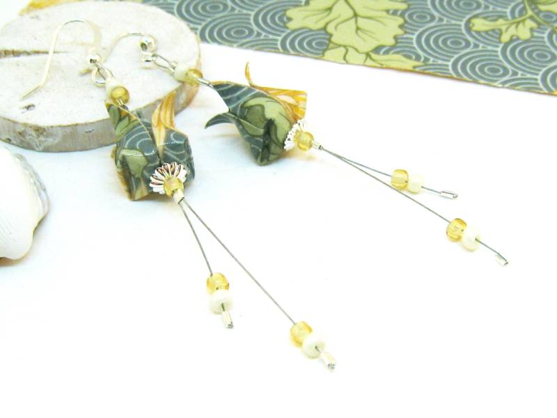 Ohrringe Origami Tulpe Gelb Grün Hellgelb Hellgrün Silber Papier Upcycling Recycling Lilie Papierohrringe Papierschmuck Japanisch Faltkunst von SchmuckesZierwerk