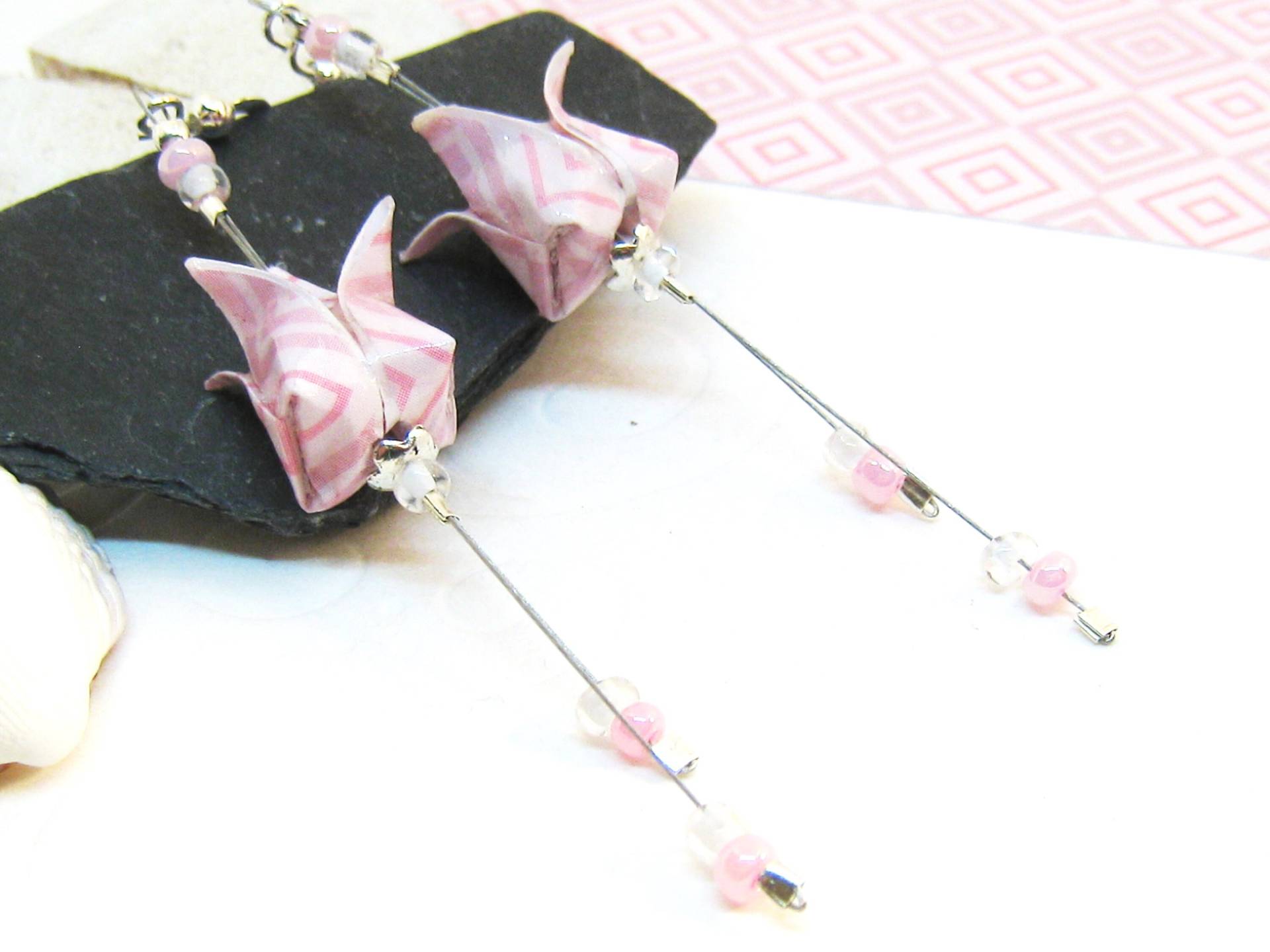 Ohrringe Origami Tulpe Rosa Hellrosa Zartrosa Silber Papier Upcycling Lilie Papierohrringe Papierschmuck Japanisch Faltkunst Japan Blüten von SchmuckesZierwerk