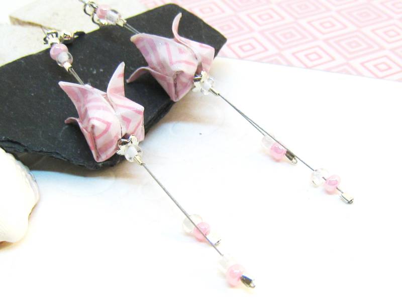 Ohrringe Origami Tulpe Rosa Hellrosa Zartrosa Silber Papier Upcycling Lilie Papierohrringe Papierschmuck Japanisch Faltkunst Japan Blüten von SchmuckesZierwerk
