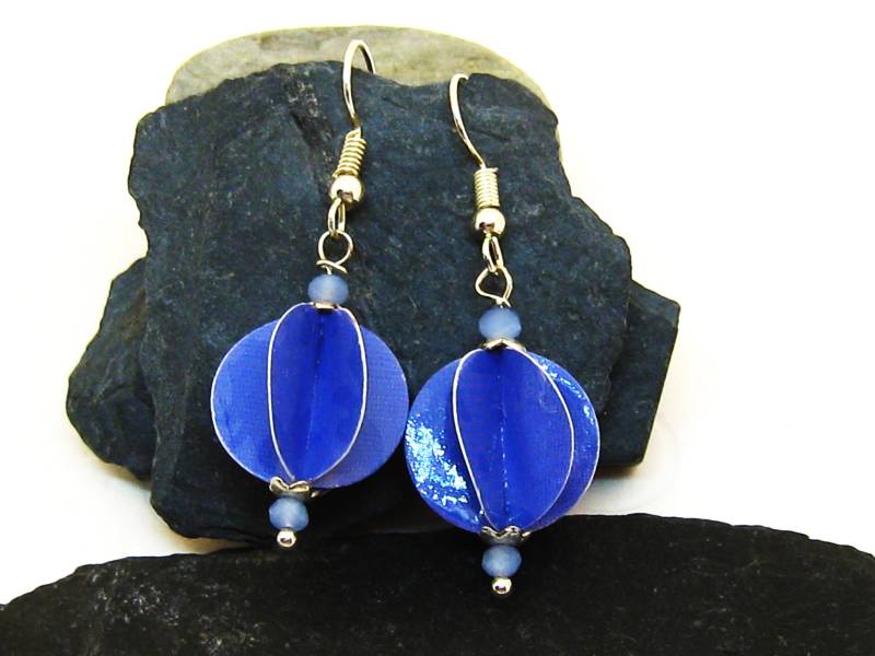 Ohrringe Papier Lampions Blau Himmelblau Kobaltblau Bleu Upcycling Recycling Kugeln Origami Papierschmuck Papierohrringe Nachhaltig von SchmuckesZierwerk
