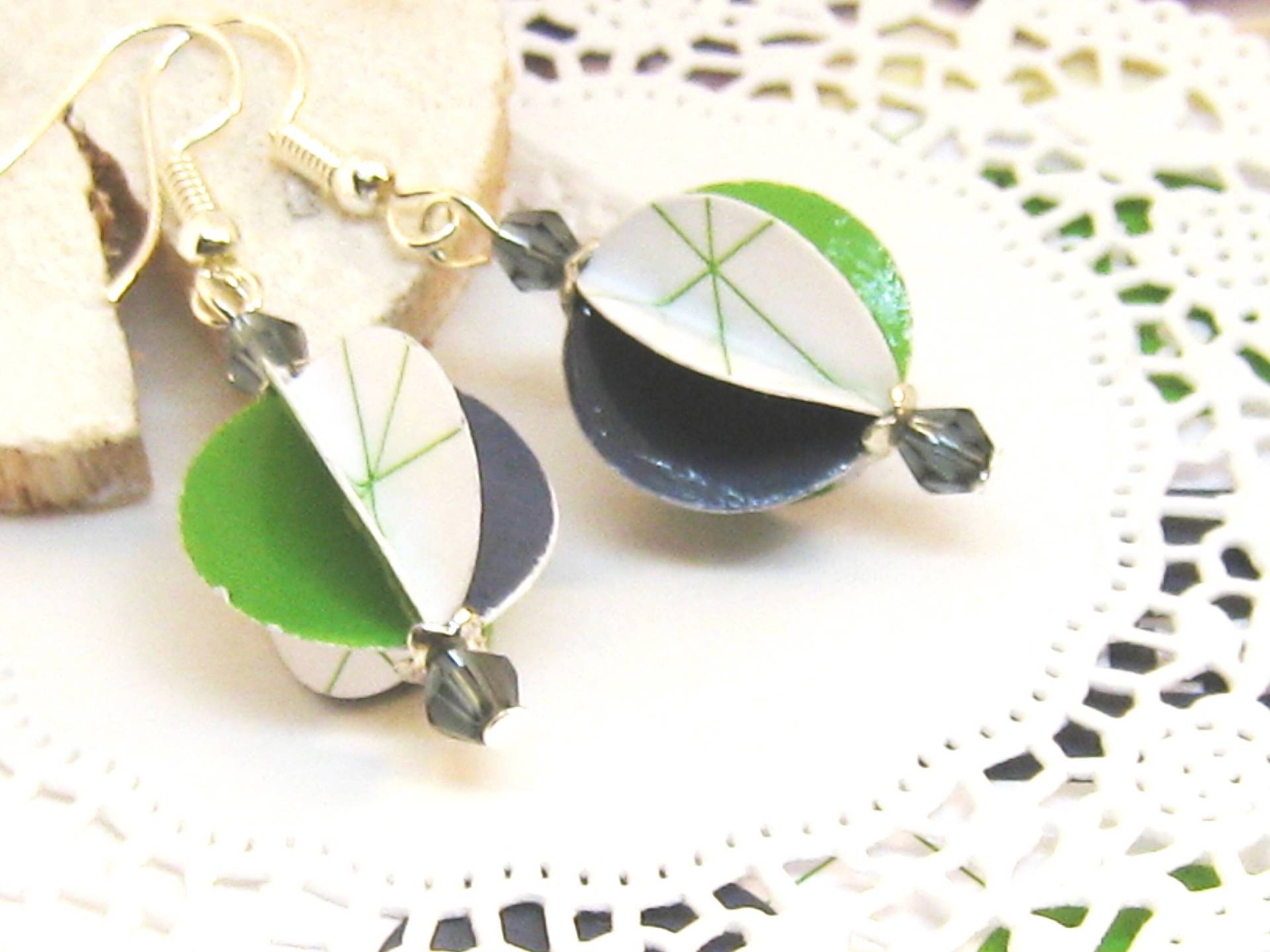 Ohrringe Papier Lampions Grün Grau Weiß Hellgrün Upcycling Recycling Nachhaltig Kugeln Ohrringe Papier Lampions Grün Grau Weiß Hellgrün Upcycling Recycling Nachhaltig Kugeln von SchmuckesZierwerk