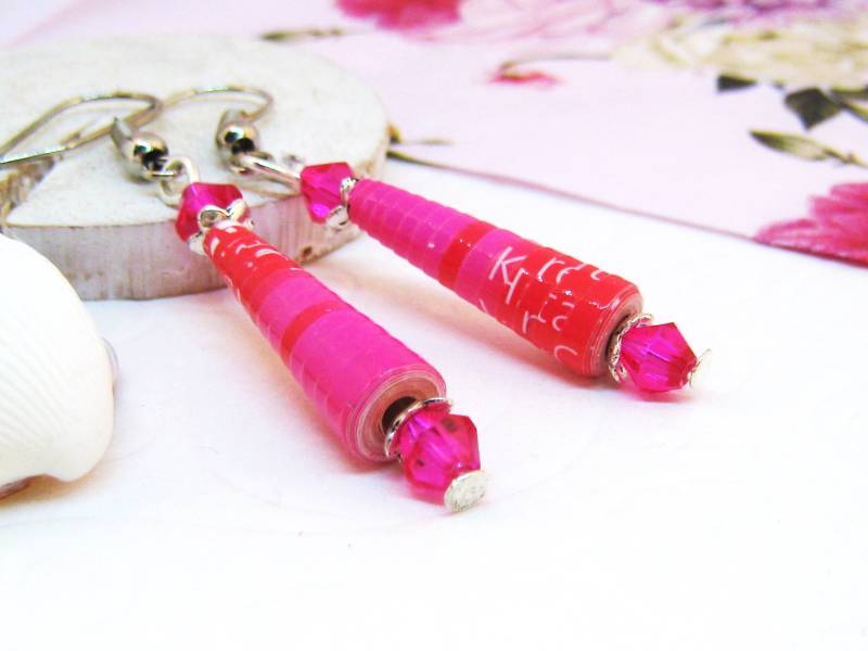 Ohrringe Papier Pink Rosa Silber Upcycling Recycling Upcyclingschmuck Papierschmuck Papierohrringe Papierperle Schmal Knallpink Schrill von SchmuckesZierwerk