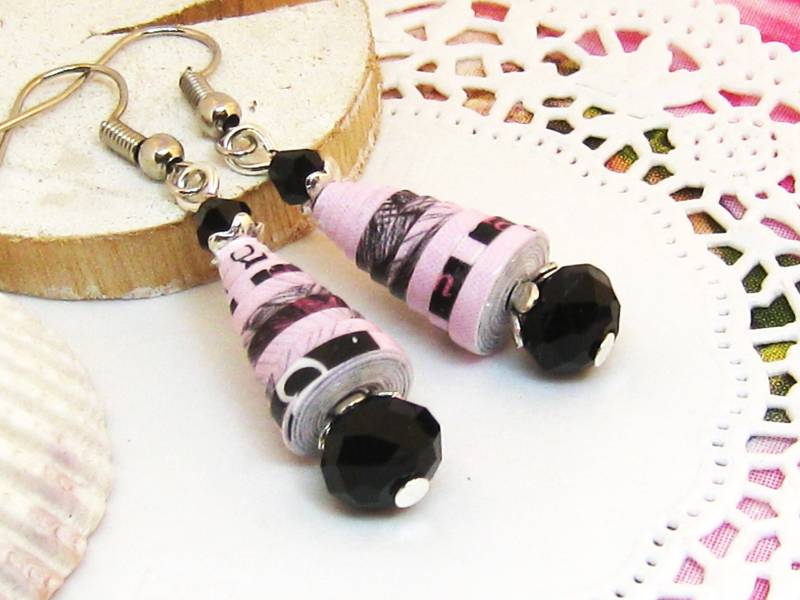 Ohrringe Papier Rosa Schwarz Rosefarben Silber Upcycling Recycling Upcyclingschmuck Papierohrringe Papierschmuck Papierperle Boudoir von SchmuckesZierwerk