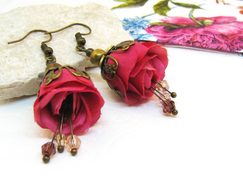 Ohrringe Rose Rosarot Weinrot Bronze Blüte Seidenblume Romantisch Nostalgisch Verspielt Blütenohrringe Rosenohrringe Pink Rosenknospe Rosa von SchmuckesZierwerk