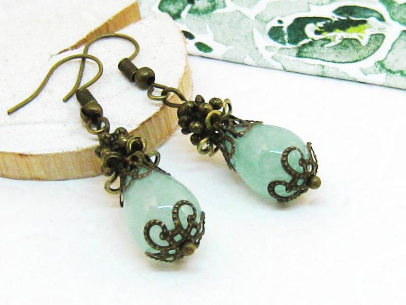 Ohrringe Tropfen Grün Seegrün Türkisgrün Bronze Vintage Antik Nostalgisch Romantisch Verspielt Retro Steinperlen Tropfenperlen Tränenperle von SchmuckesZierwerk