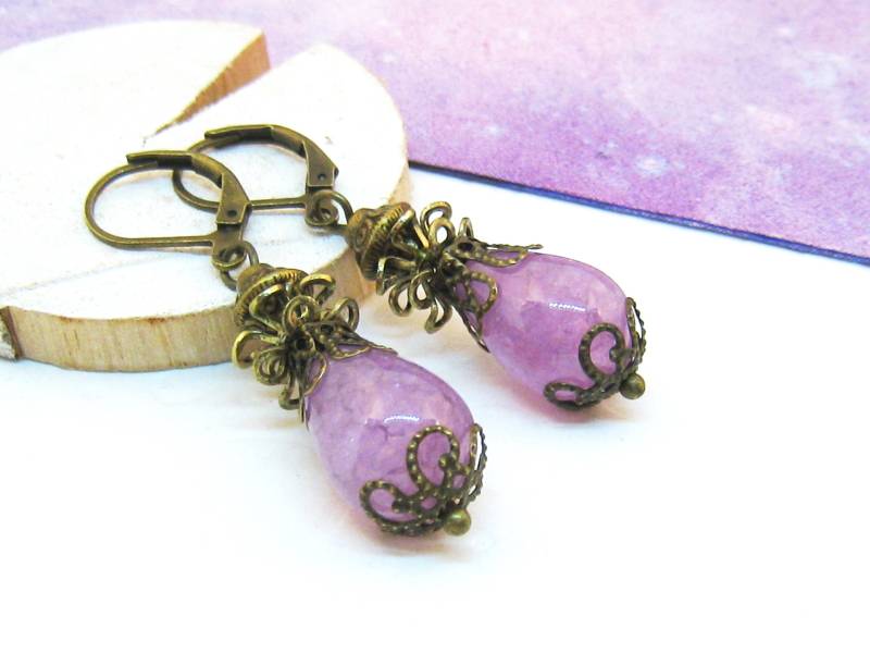 Ohrringe Tropfen Lila Bronze Zartlila Transparent Vintage Antik Nostalgisch Romantisch Verspielt Retro Steinperlen Tropfenperlen Tränenperle von SchmuckesZierwerk