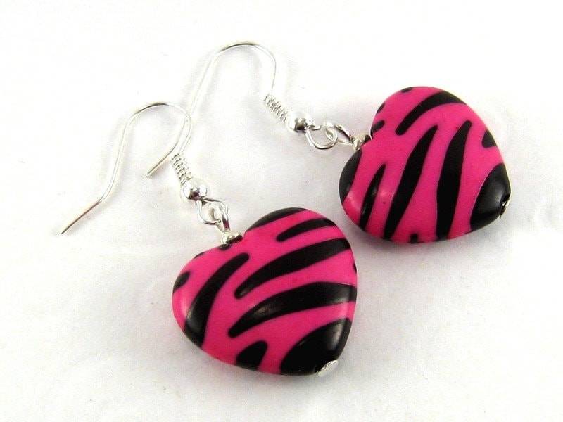 Ohrringe Zebra Herz Pink Schwarz Silber Safari Getigert Tigermuster Afrika Herzohrringe Liebe von SchmuckesZierwerk
