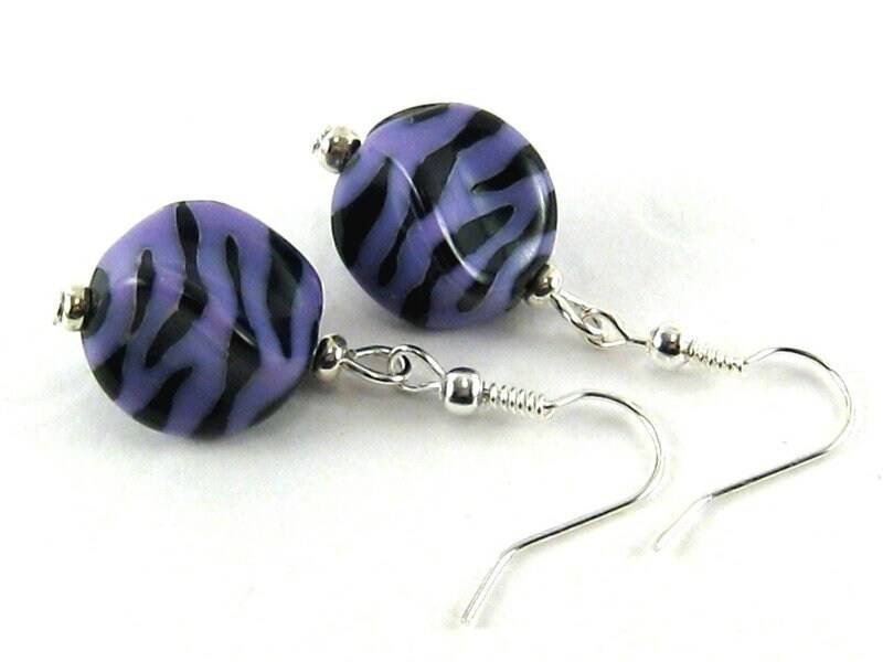 Ohrringe Zebra Twist Lila Schwarz Silber Getigert Violett Tigermuster Afrika Safari Leopardenmuster Schrill Witzig von SchmuckesZierwerk