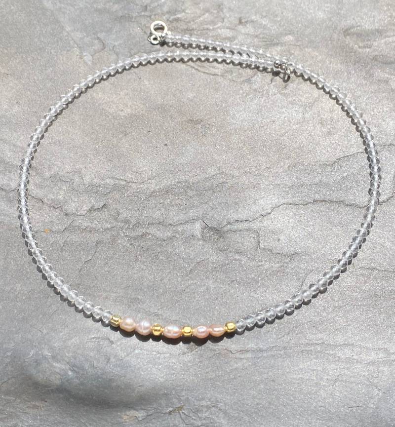 Bergkristallkette Mit Süßwasserperlen Und Goldwürfel von SchmuckesausDraht