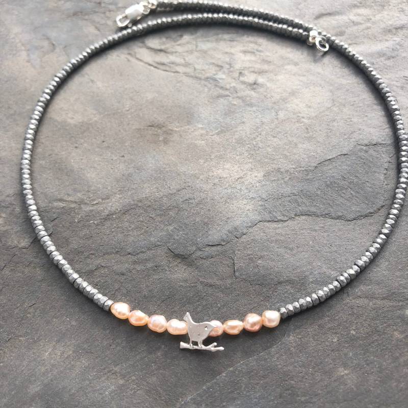 Kette Hematit Mit Vögelchen von SchmuckesausDraht